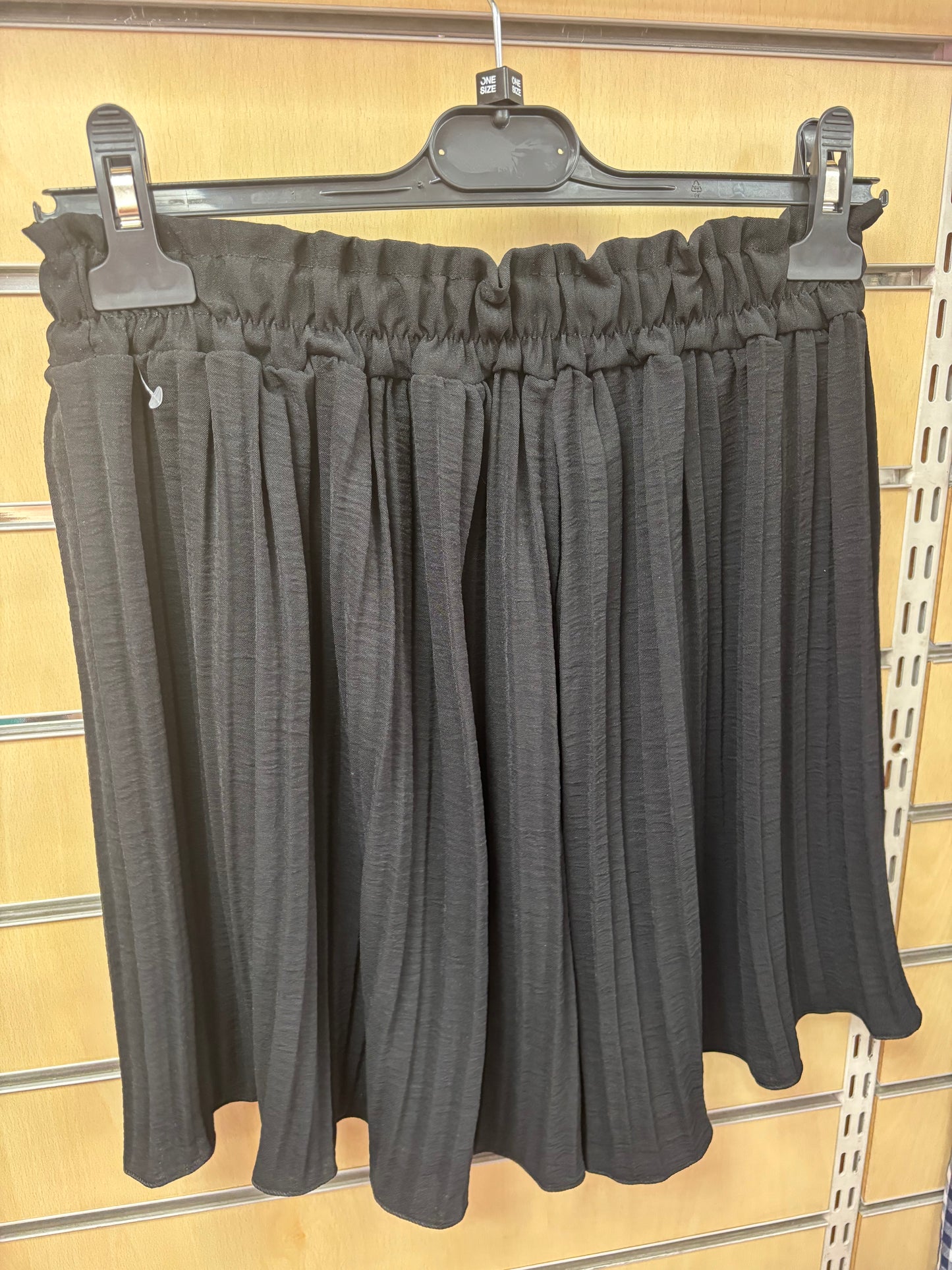Plisse Shorts in Black