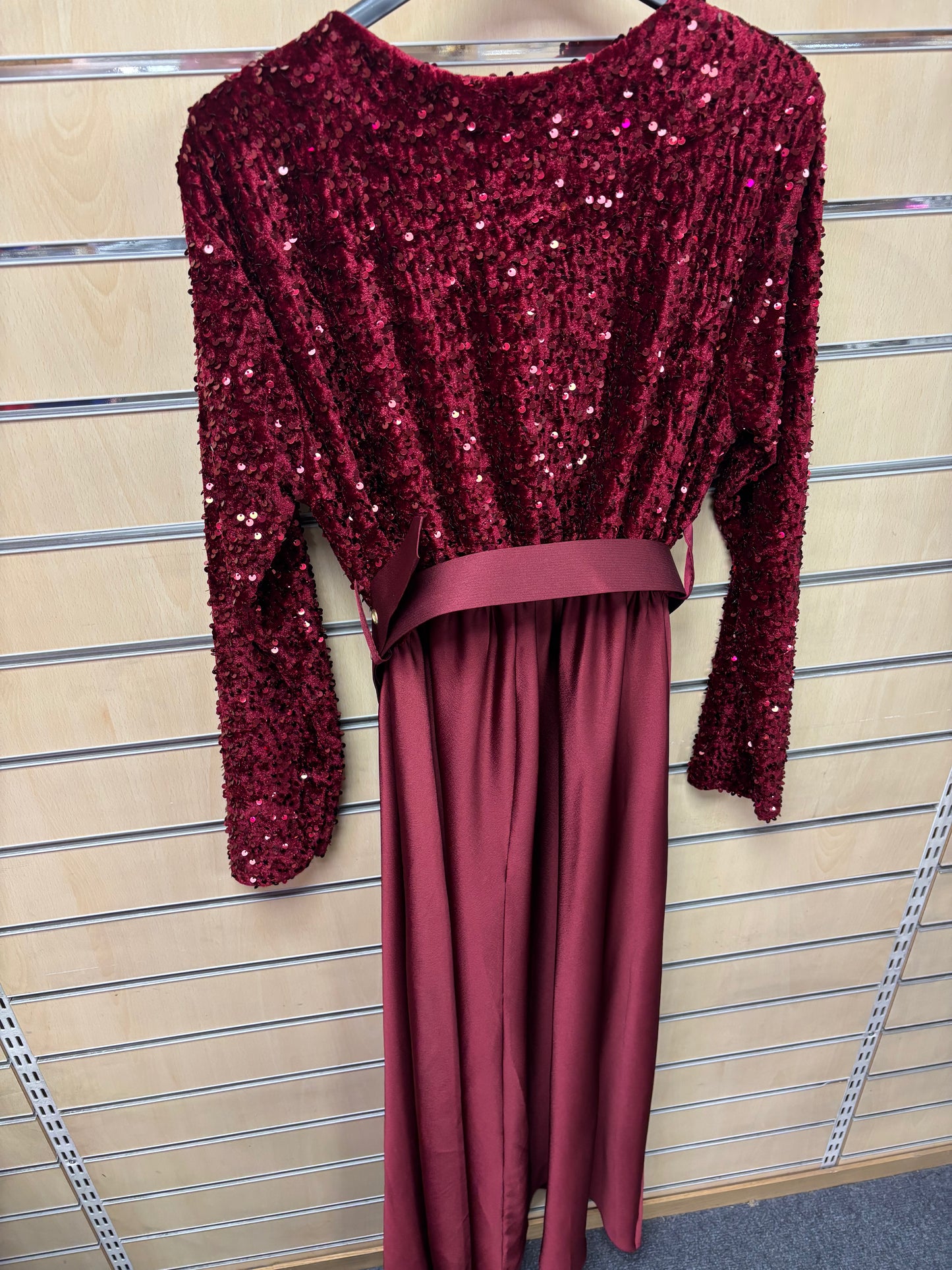 Round Neck Sequin Dress with Belt in Burgundy