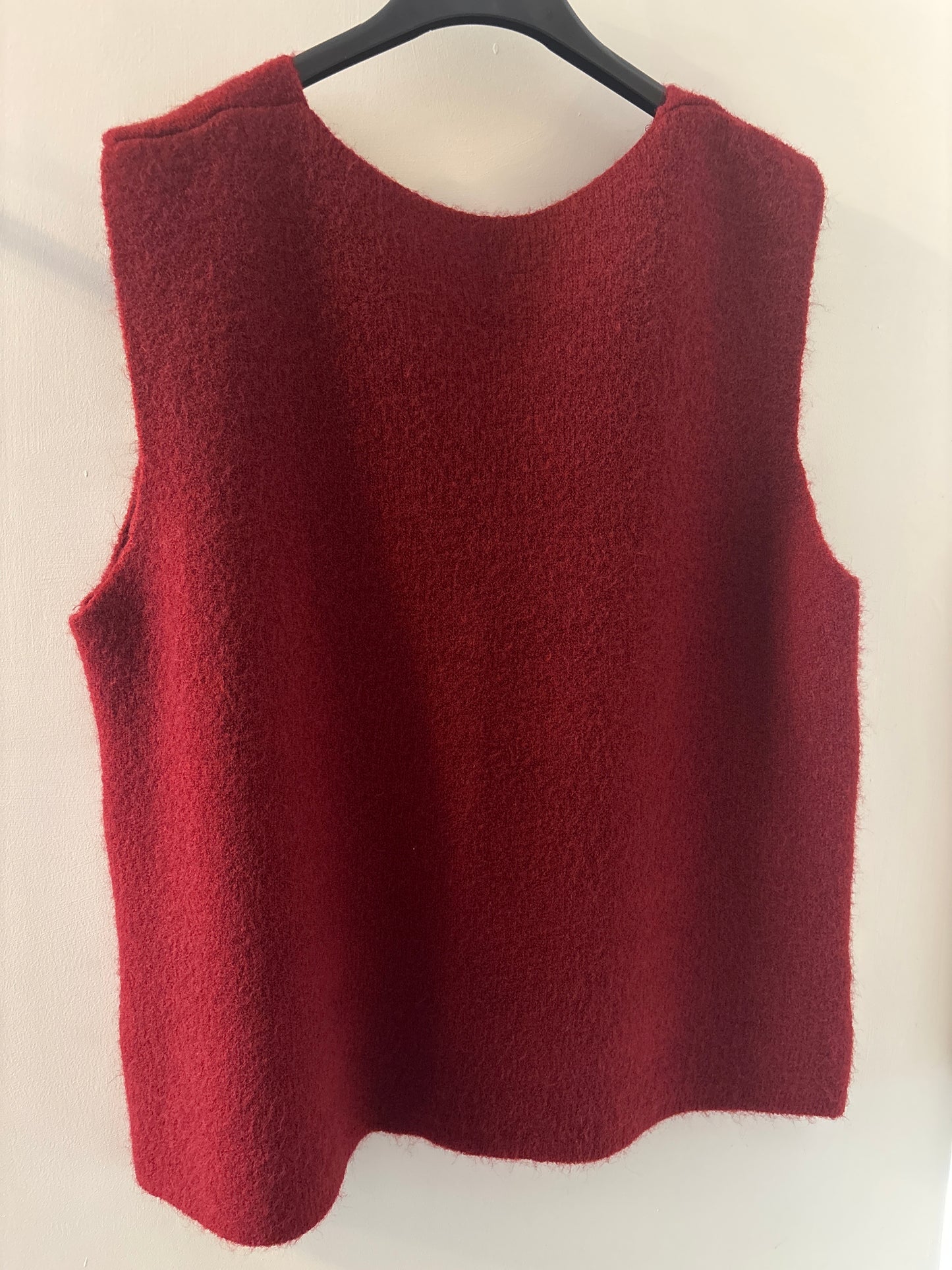 Buttoned Knitted Vest in Red