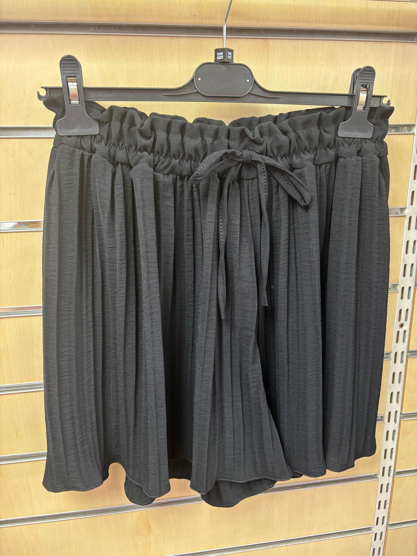 Plisse Shorts in Black