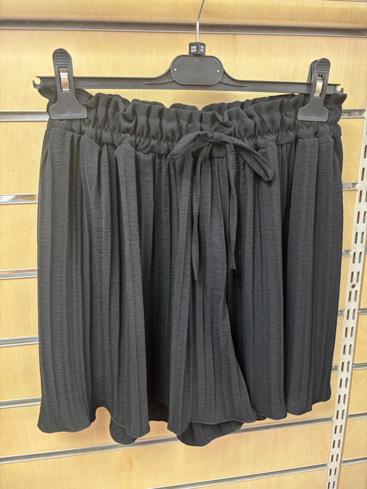Plisse Shorts in Black