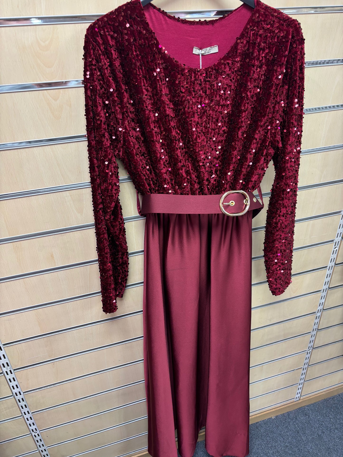 Round Neck Sequin Dress with Belt in Burgundy