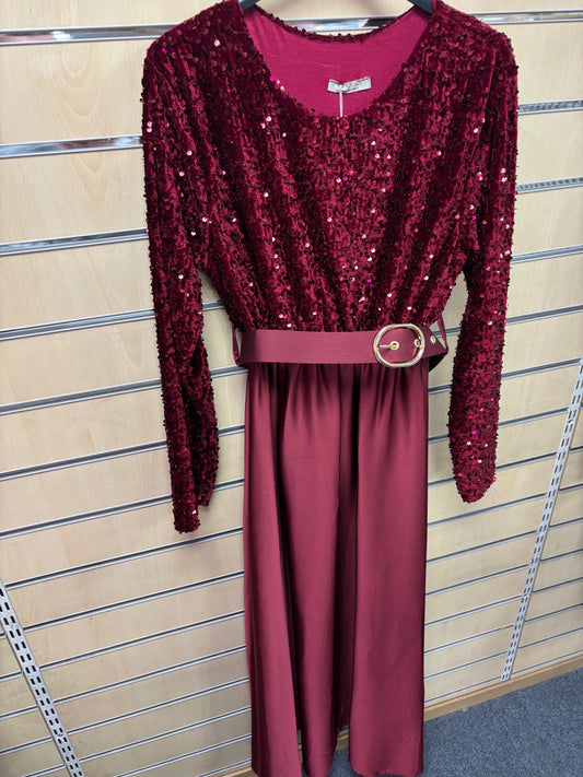 Round Neck Sequin Dress with Belt in Burgundy
