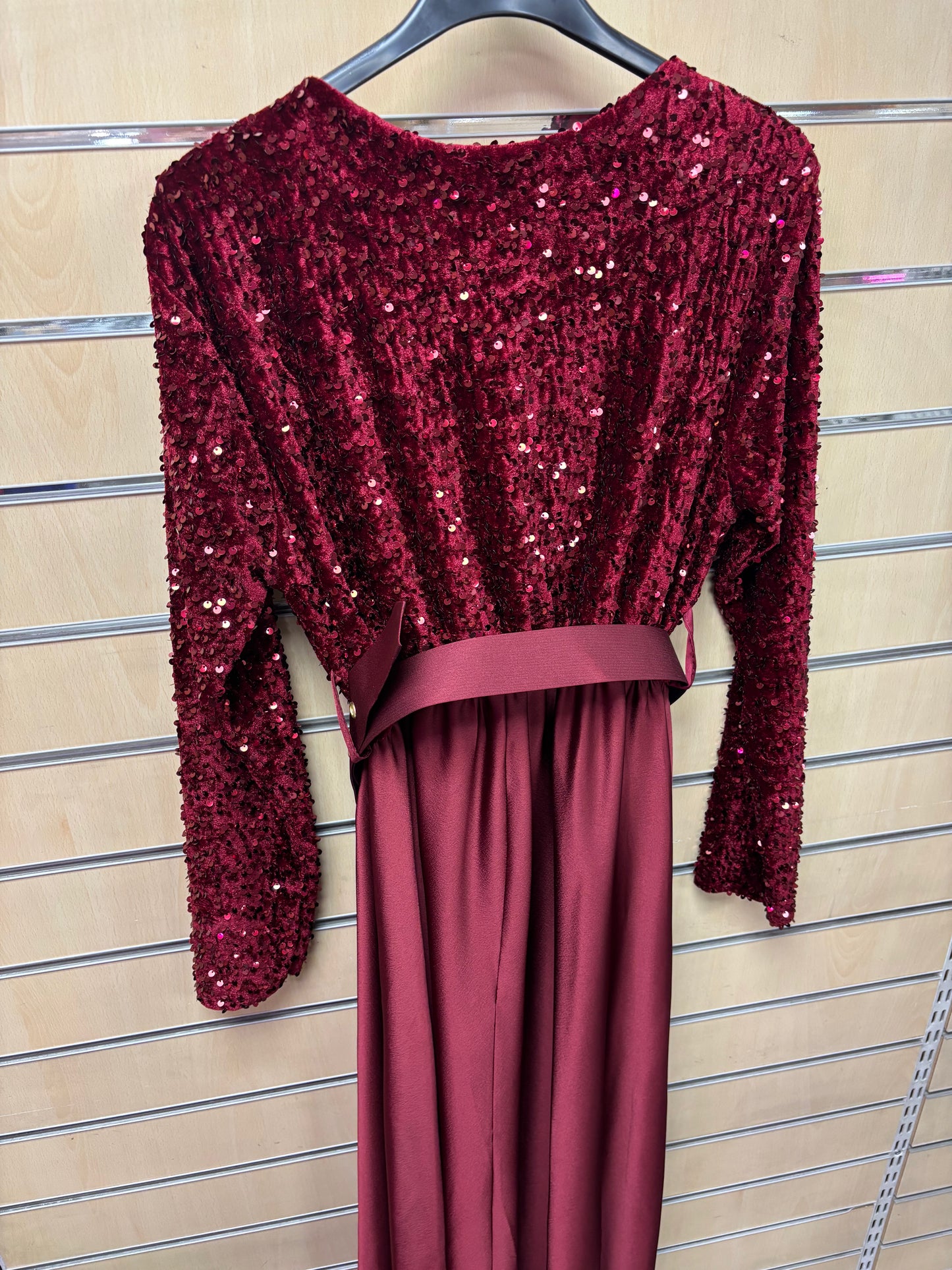 Round Neck Sequin Dress with Belt in Burgundy
