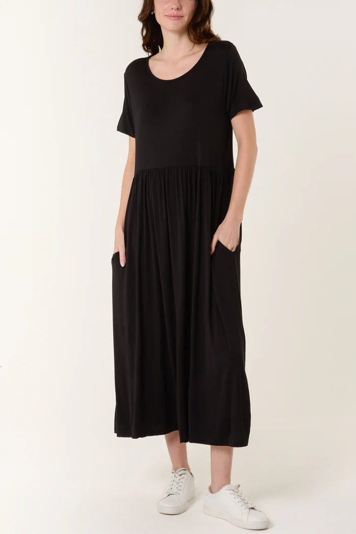Round Neck Stretch Tiered Dress in Black
