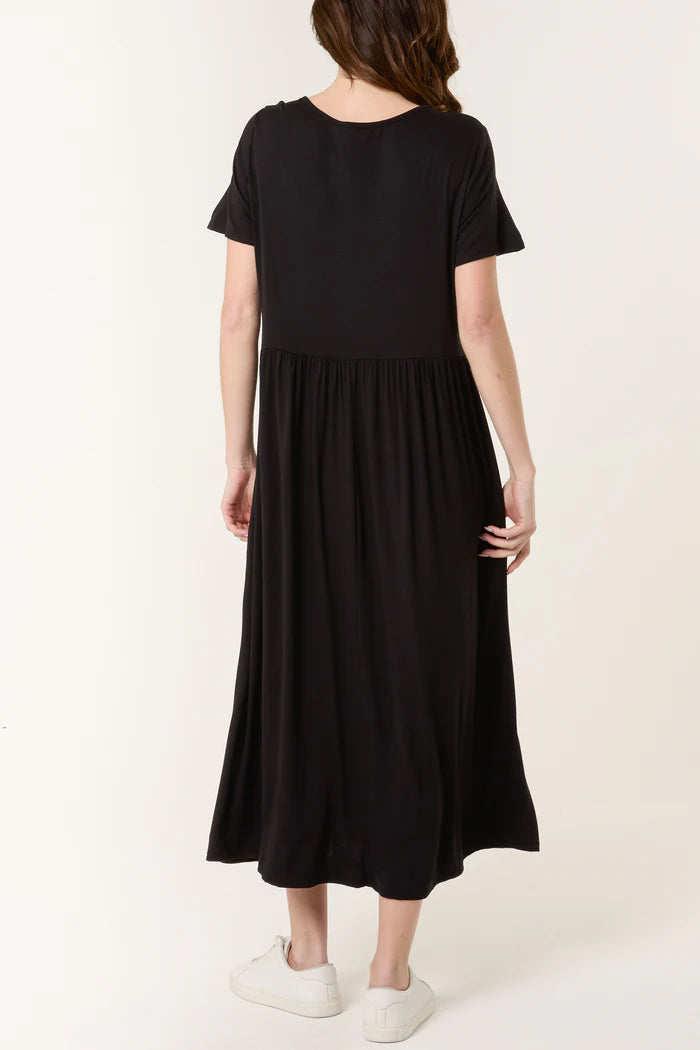 Round Neck Stretch Tiered Dress in Black