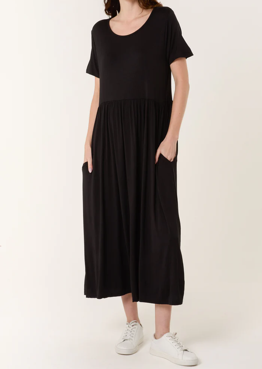 Round Neck Stretch Tiered Dress in Black
